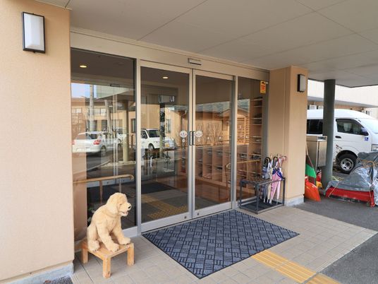 エントランスと待機する犬 