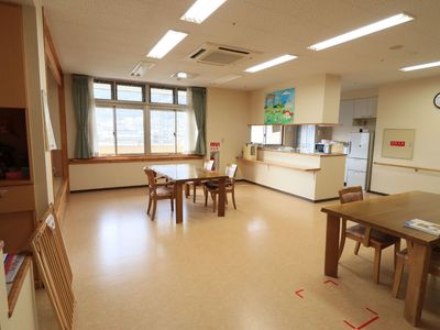 広々とした明るい食堂