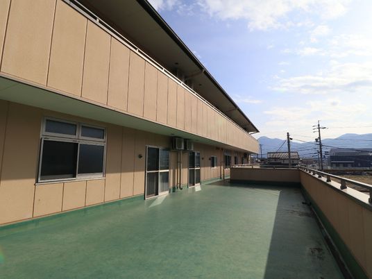  広々としたバルコニー  