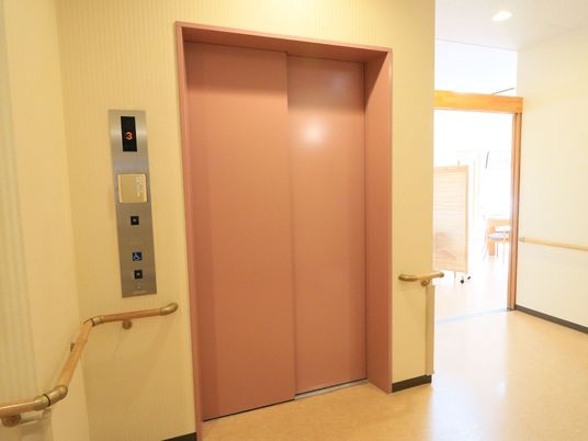 バリアフリーなエレベーター前 