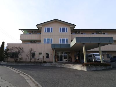 明るい外観のエントランス
