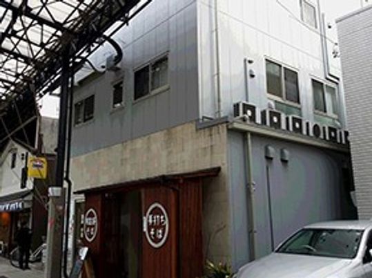 都会の建物外観