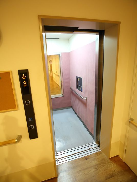 エレベーターの開いた扉