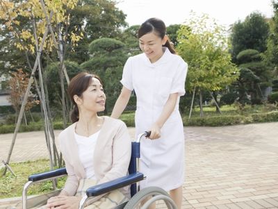 スタッフが車椅子を押す様子