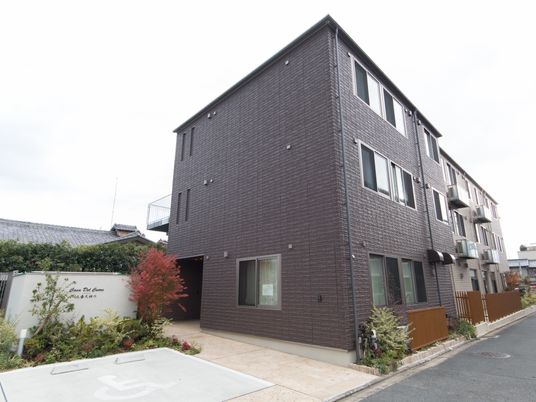多階層の建物エントランス