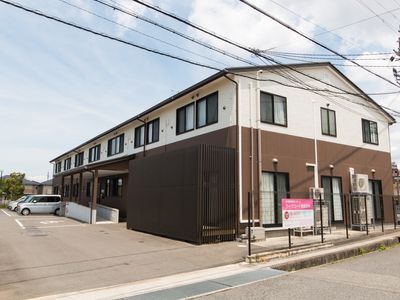 茶色の建物の外観