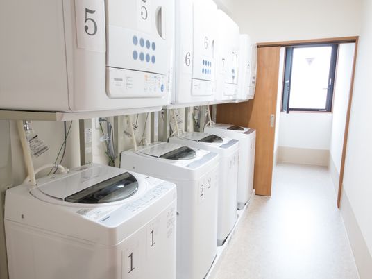 清潔な洗濯機並ぶ部屋