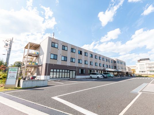 広々とした施設外観