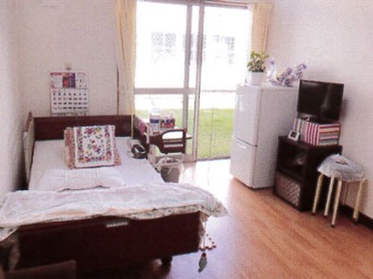 明るい個室の居室