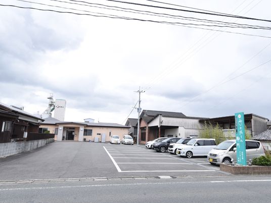 施設の駐車場と外観