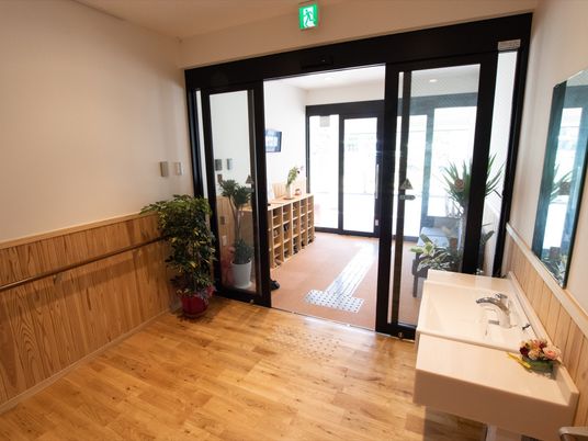 入口付近の明るい通路