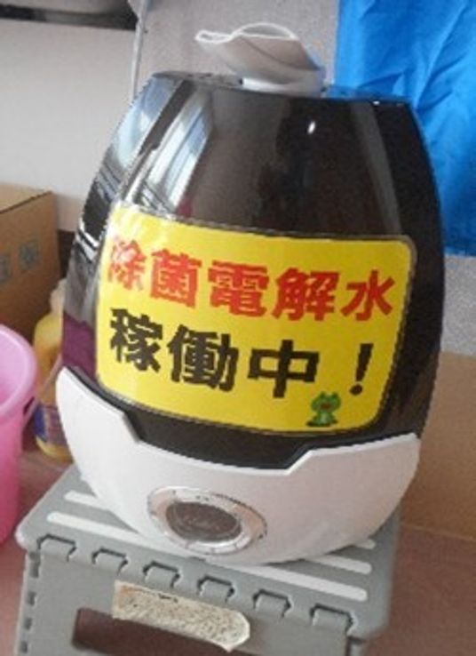 黒と白の賞状掛け台