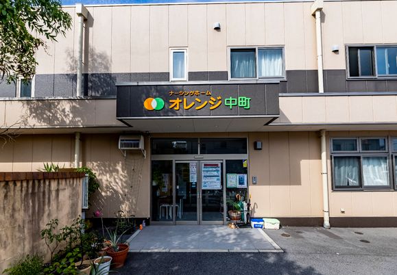 オレンジ色ロゴの入口