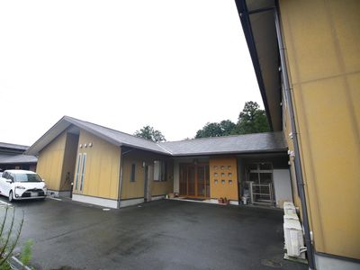 落ち着いた色の建物エントランス