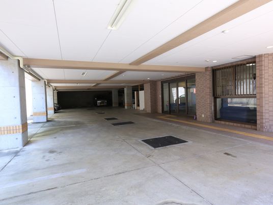 広々とした明るいエントランス