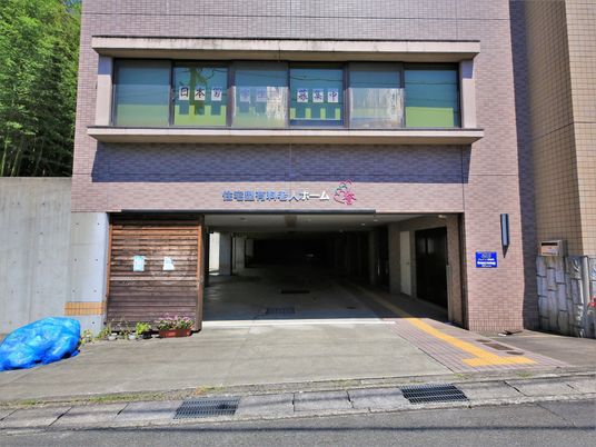 入口に花々のある施設