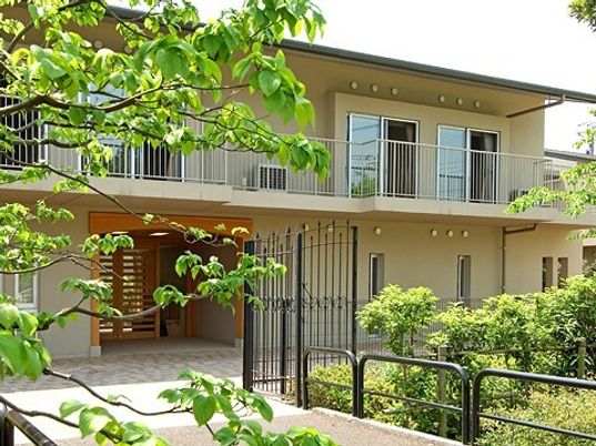 明るい中庭と建物の外観