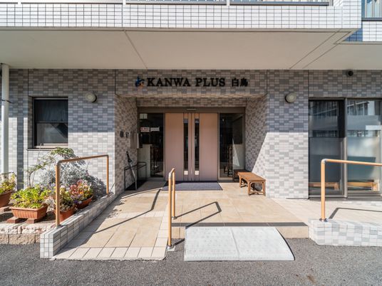 エントランスと看板