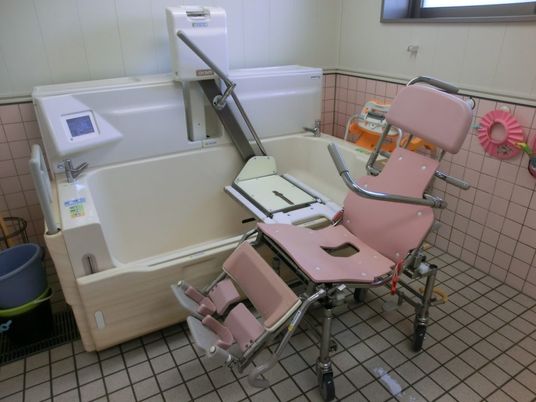 バリアフリー設計の浴室