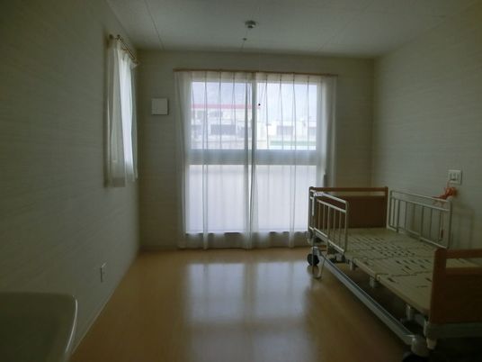 清潔な個室のベッド