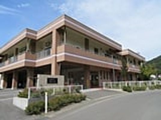 開放的な建物外観