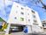 白い建物のエントランス