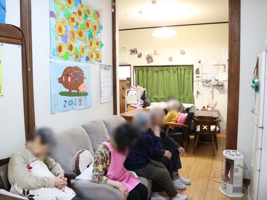 共有スペースで過ごす人々