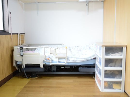 整った居室のベッド