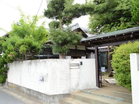 緑に囲まれた一軒家外観