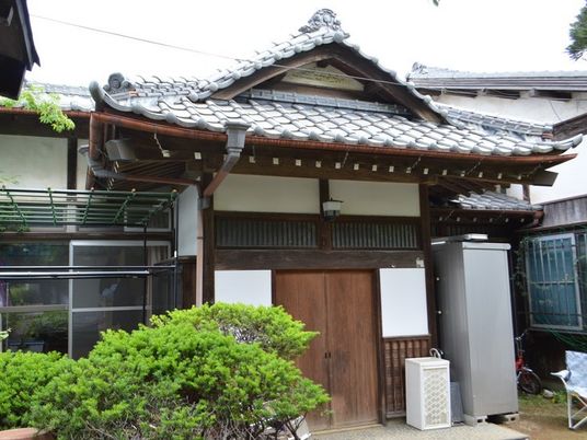 古風な建物の外観