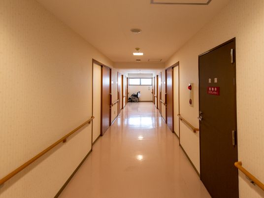 廊下の先に車椅子の人