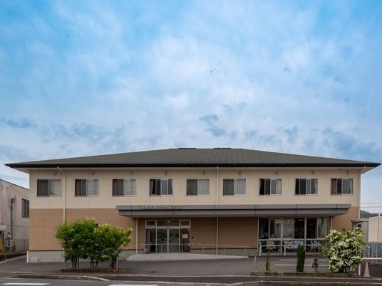 明るい外観の施設