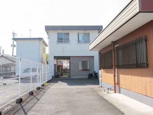 施設の入口と外観