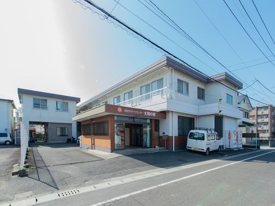 明るく開放的な施設外観