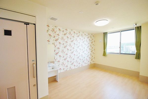 花柄の壁の明るい居室