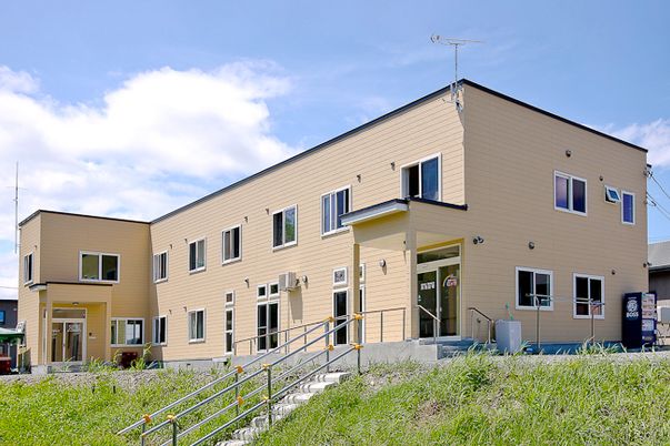 落ち着いた建物外観