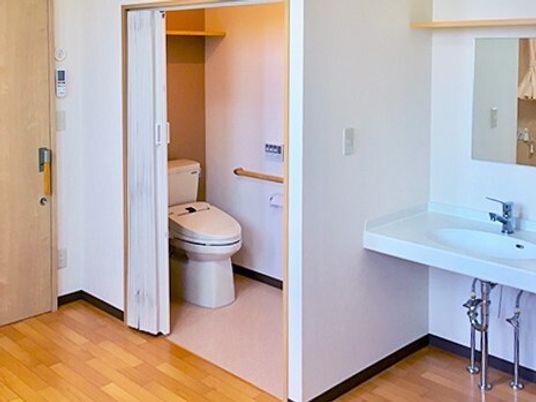 清潔なトイレと洗面スペース