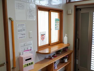 職場の受付と掲示スペース