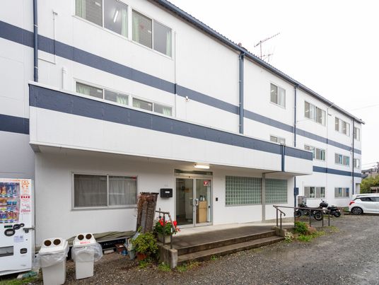 入口付きの建物外観