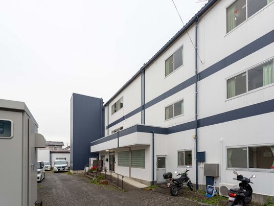 白青の建物外観