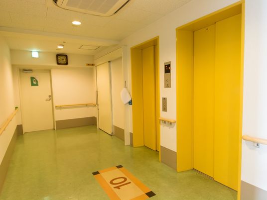 明るい廊下とエレベーター