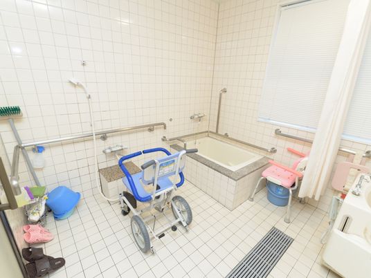 介護用の設備が整った浴室