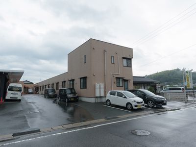 明るい外観の建物