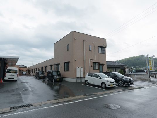 明るい外観の建物
