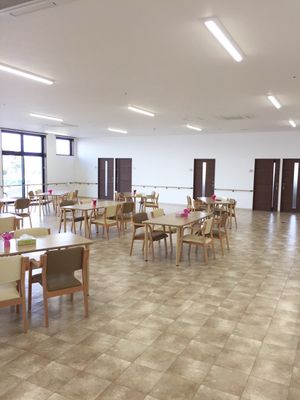 清潔感ある広い食堂
