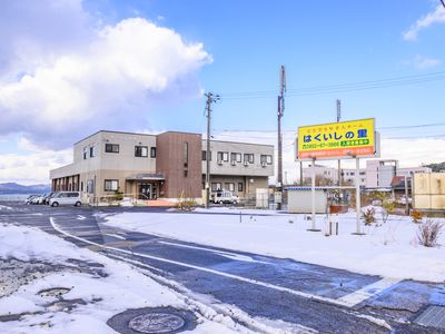 広々とした外観の施設