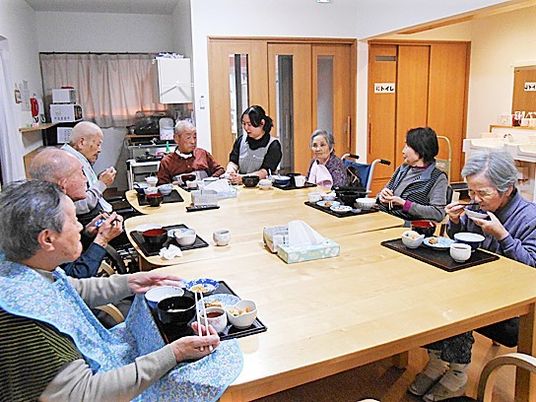 共有ダイニングでの食事風景