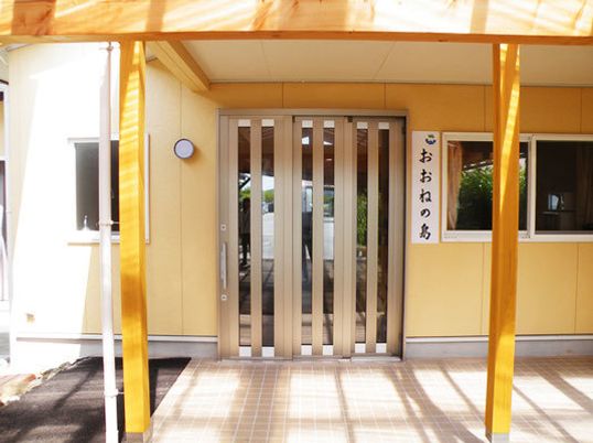 明るい施設のエントランス