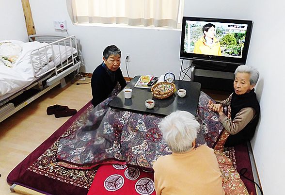 居室でくつろぐ高齢者