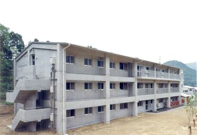 静かな自然に囲まれた外観
